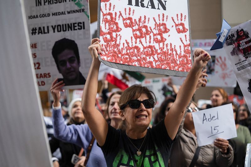 &copy; Reuters. FILE PHOTO: A woman chats during a protest against gender-based violence in Iran, in front of the United Nations Children's Fund (UNICEF) office in San Francisco, California, U.S., November 30, 2022.  REUTERS/Amy Osborne