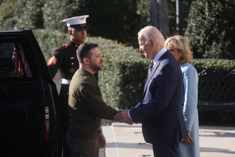 © Reuters. U.S. President Joe Biden and first lady Jill Biden welcome Ukraine's President Volodymyr Zelenskiy on the South Lawn at the White House in Washington, U.S., December 21, 2022. REUTERS/Leah Millis