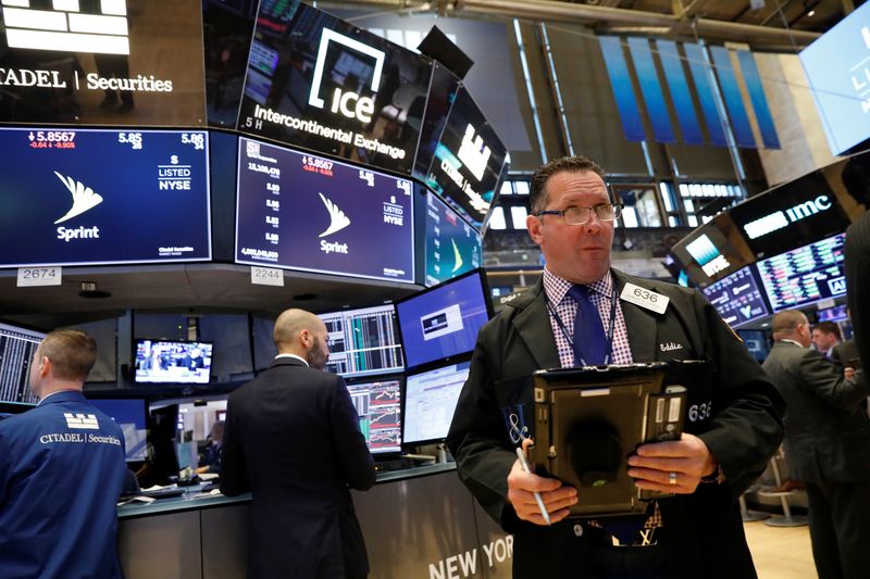 © Reuters. Traders work on the floor of the New York Stock Exchange, (NYSE) in New York, NY, U.S., April 30, 2018.  REUTERS/Brendan Mcdermid/File Photo