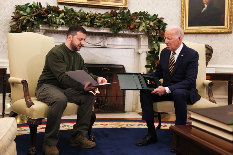 Zelenskiy presents Biden with military medal from unit captain HIMARS