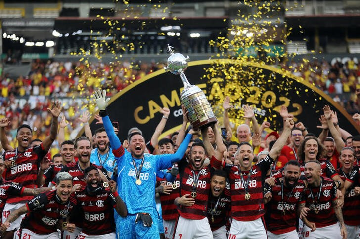 &copy; Reuters.  Oct 29, 2022 
Foto de archivo ilustrativa de los jugadores de Flamengo Diego Alves, Everton  y Diego celebran tras ganar la Copa Libertadores
 REUTERS/Luisa Gonzalez