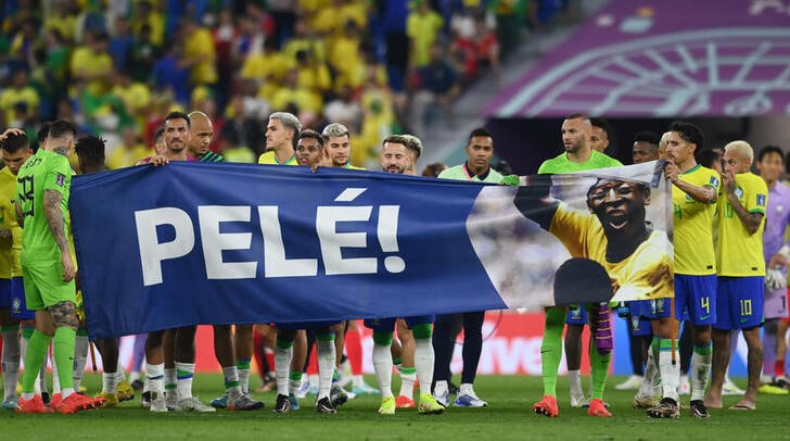 &copy; Reuters. Dic 5, 2022 
Foto de archivo de los futbolistas de Brasil desplegando un cartel en apoyo a Pelé durante el Mundial de Qatar 
REUTERS/Annegret Hilse
