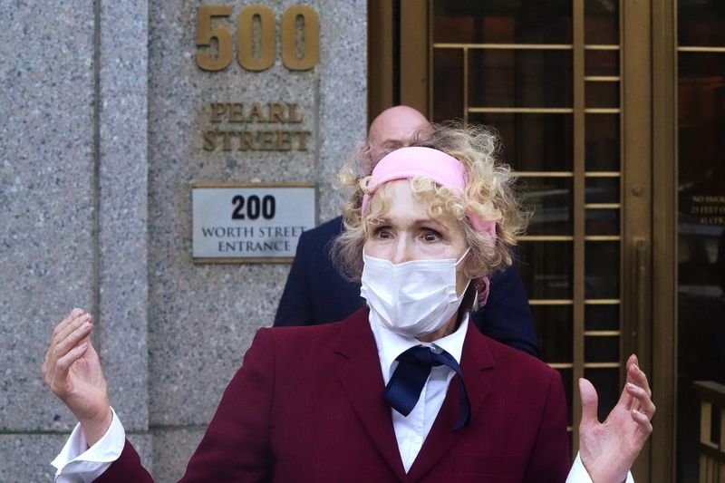 &copy; Reuters. FILE PHOTO: U.S. President Donald Trump rape accuser E. Jean Carroll speaks to the media as she departs from her hearing at federal court during the coronavirus disease (COVID-19) pandemic in the Manhattan borough of New York City, New York, U.S., October