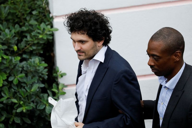 © Reuters. Sam Bankman-Fried, the founder and former CEO of crypto currency exchange FTX, is escorted out of the Magistrate Court building in Nassau, Bahamas December 21, 2022.  REUTERS/Marco Bello