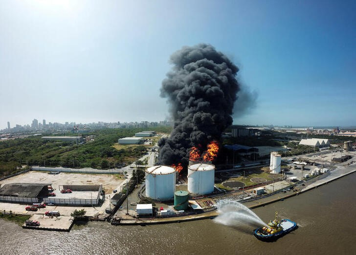 &copy; Reuters. Imagen de un incendio en Barranquilla, Colombia, luego de la explosión de un tanque de combustible en un área de almacenamiento del puerto. Diciembre 21, 2022. Barranquilla City Hall Press Office/Handout via REUTERS. ATENCIÓN EDITORES: ESTA IMAGEN HA S