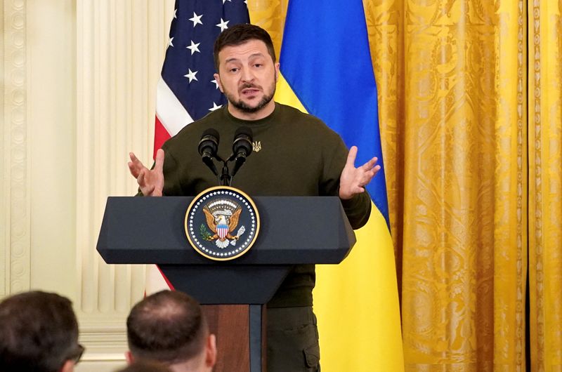 &copy; Reuters. الرئيس الأوكراني فولوديمير زيلينسكي يتحدث خلال مؤتمر صحفي في البيت الأبيض بواشنطن يوم الأربعاء. تصوير: كيفين لامارك - رويترز.

