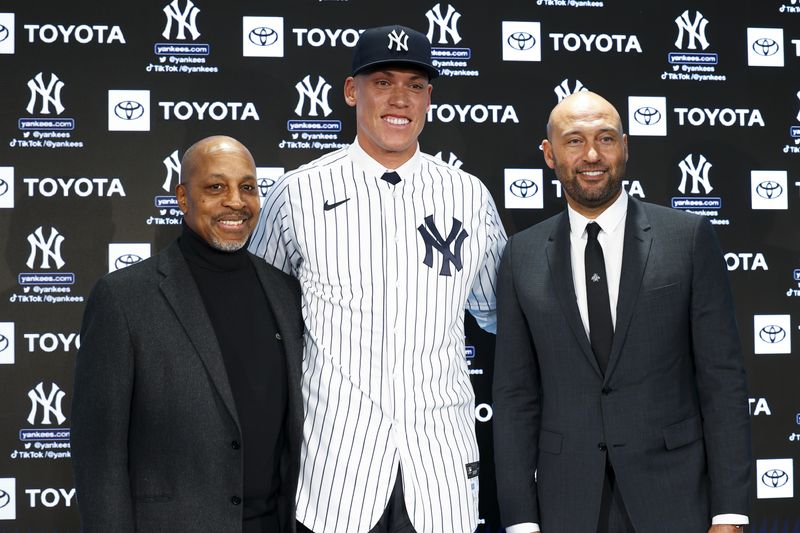 &copy; Reuters. 　ＭＬＢのヤンキースと再契約したアーロン・ジャッジ外野手（写真中央）が、同球団史上１６人目となるキャプテンに就任した（２０２２年　ロイター/USA TODAY Sports）