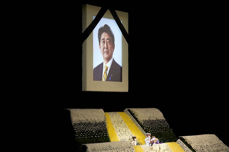 &copy; Reuters. 　１２月２２日、松野博一官房長官は２２日の記者会見で、９月２７日に行われた安倍晋三元首相の国葬に関する論点整理をまとめ、経費が概数で約１２億円となったと明らかにした。写真