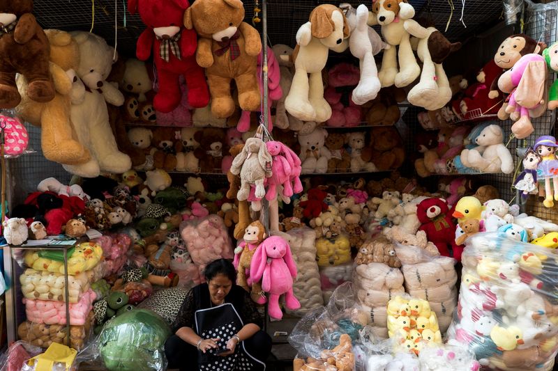 &copy; Reuters. FILE PHOTO: A vendor sits at her shop at a market in Bangkok's Chinatown, in Thailand, December 19, 2016. Picture taken December 19, 2016. REUTERS/Athit Perawongmetha