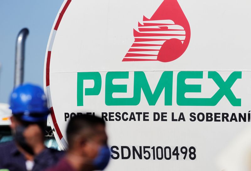 &copy; Reuters. FOTO DE ARCHIVO. Un logo de la petrolera estatal mexicana PEMEX en Cadereyta, en las afueras de Monterrey, México. 27 de agosto de 2020. REUTERS/Daniel Becerril