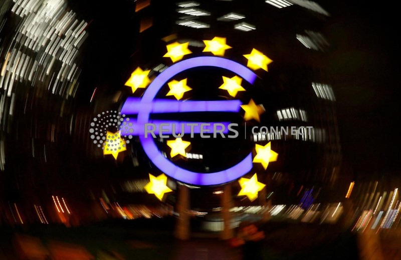 &copy; Reuters. Il glifo dell'euro di fronte alla vecchia sede della Bce a Francoforte. 9 aprile 2019.  REUTERS/Kai Pfaffenbach/File Photo
