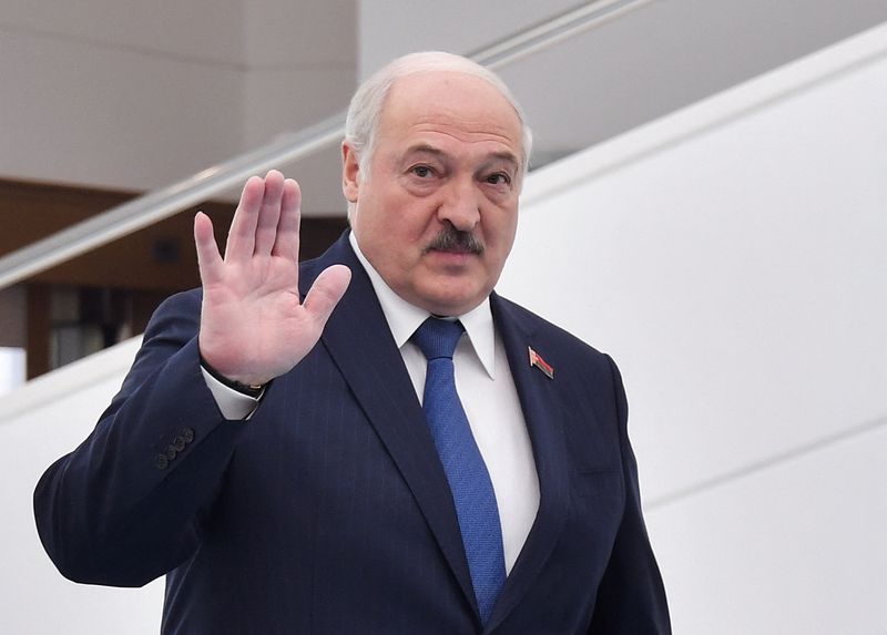 &copy; Reuters. FOTO DE ARCHIVO: El presidente bielorruso, Alexander Lukashenko, saluda a los participantes durante la cumbre de líderes de la Comunidad de Estados Independientes (CEI) en Astaná, Kazajistán, el 14 de octubre de 2022. REUTERS/Turar Kazangapov/Fotograf