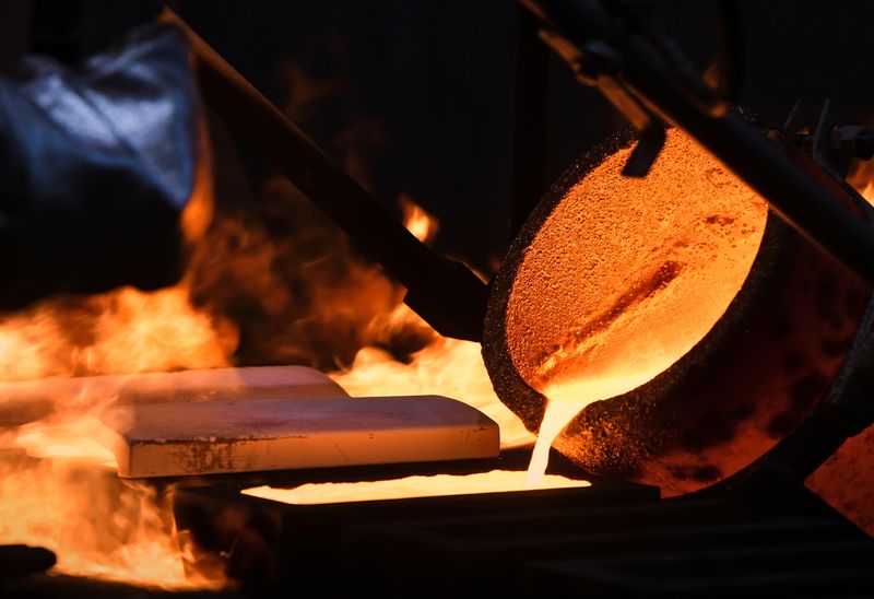 &copy; Reuters. FOTO DE ARCHIVO: Un lingote de oro puro al 99,99% es fundido en la planta de metales no ferrosos Krastsvetmet en la ciudad siberiana de Krasnoyarsk