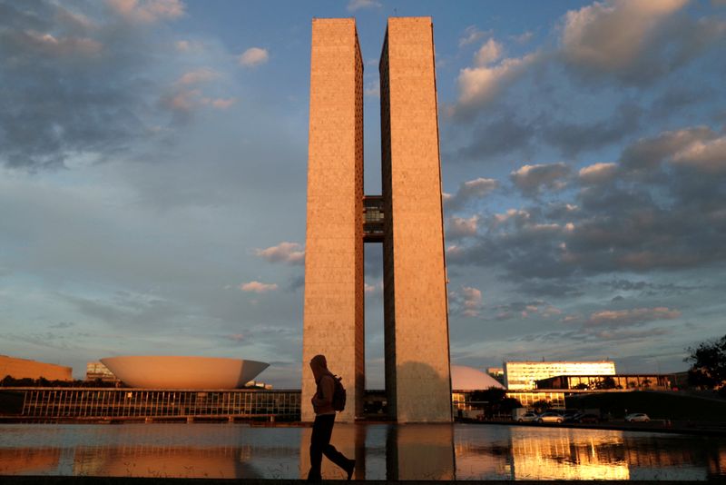 &copy; Reuters. FOTO DE ARCHIVO: Un hombre camina cerca del edificio del Congreso Nacional, en medio de la pandemia de COVID-19, en Brasilia, Brasil. 19 de marzo, 2021. REUTERS/Ueslei Marcelino/Archivo