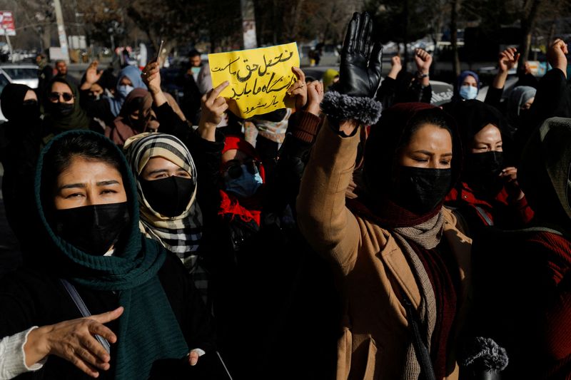 &copy; Reuters. Afghan women chant slogans in protest against the closure of universities to women by the Taliban in Kabul, Afghanistan, December 22, 2022. REUTERS/Stringer