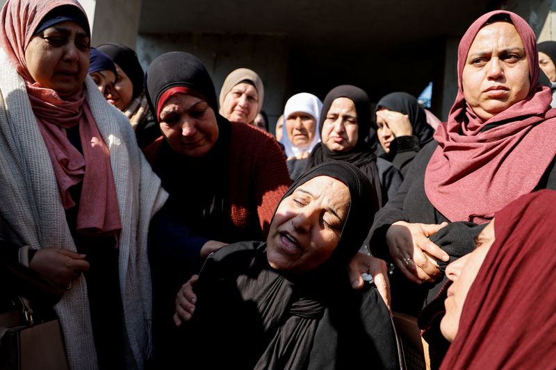 &copy; Reuters. أم القتيل الفلسطيني أحمد دراغمة تنتحب خلال جنازته في طوباس يوم الخميس. تصوير: رنين صوافطة - رويترز.