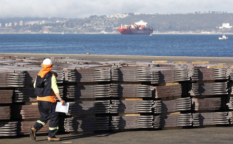 © Reuters. Imagen de archivo de un trabajador portuario revisando un cargamento de cobre que será exportado a Asia, en el puerto de Valparaíso, al noroeste de Santiago, Chile. 25 de enero, 2015. REUTERS/Rodrigo Garrido/Archivo