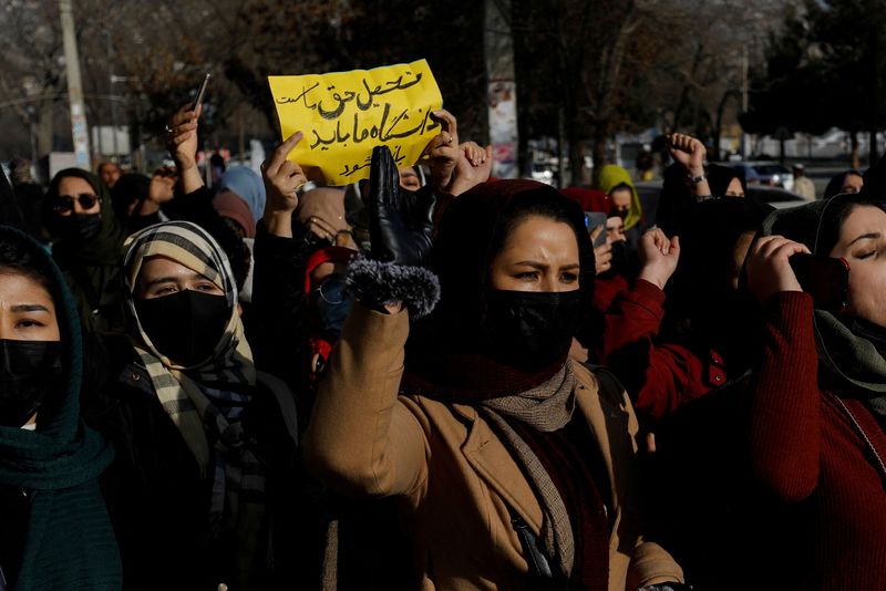 &copy; Reuters. نساء تحتج ضد قرار طالبان حظر دخول الطالبات للجامعات أمام جامعة كابول يوم الخميس. صورة لرويترز.