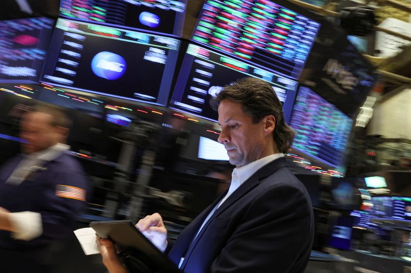 © Reuters. A trader works on the floor of the New York Stock Exchange (NYSE) in New York City, U.S., December 5, 2022.  REUTERS/Brendan McDermid