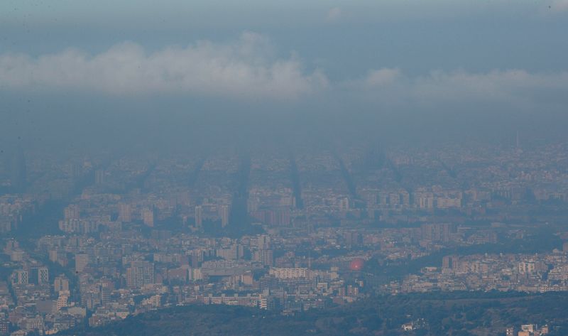 &copy; Reuters. FOTO DE ARCHIVO. Contaminación y nubes sobre el cielo de Barcelona, Cataluña, España. 25 de julio de 2019. REUTERS/Albert Gea