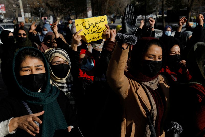 &copy; Reuters. Mujeres afganas corean eslóganes en protesta por el cierre de las universidades a las mujeres por parte de los talibanes en Kabul, Afganistán. 22 de diciembre de 2022. REUTERS/Stringer