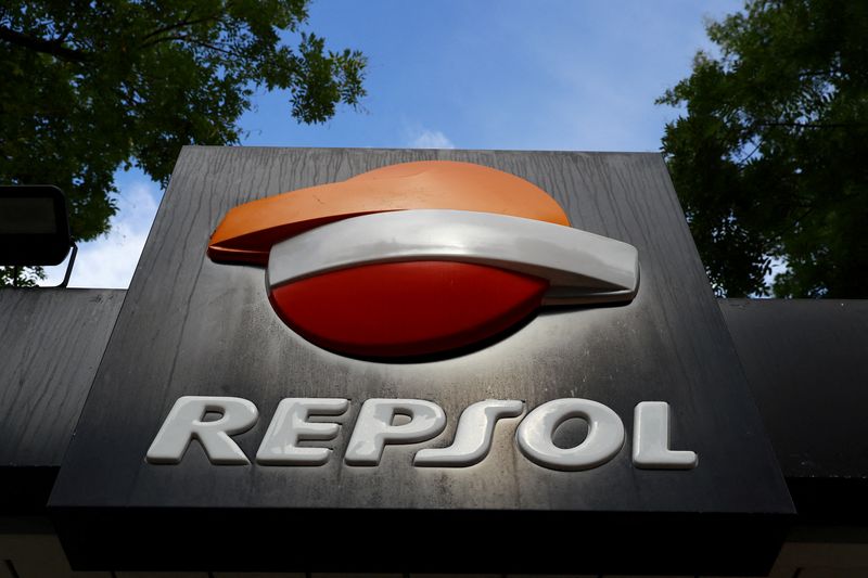 &copy; Reuters. FOTO DE ARCHIVO. El logo del grupo energético español Repsol en una gasolinera en Madrid, España
