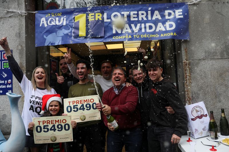 &copy; Reuters. أشخاص يحتفلون بالفوز بجائزة يانصيب عيد الميلاد في مدريد يوم الخميس. تصوير: ايزابيل ايفانتيس - رويترز.