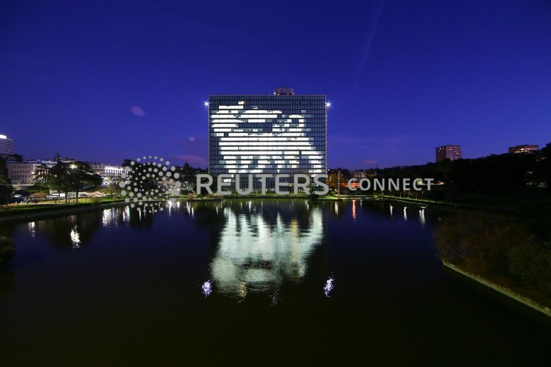 &copy; Reuters. Il logo di Eni illumina le finestre della sede del gruppo nel quartiere Eur a Roma. 23 dicembre 2017.  REUTERS/Alessandro Bianchi