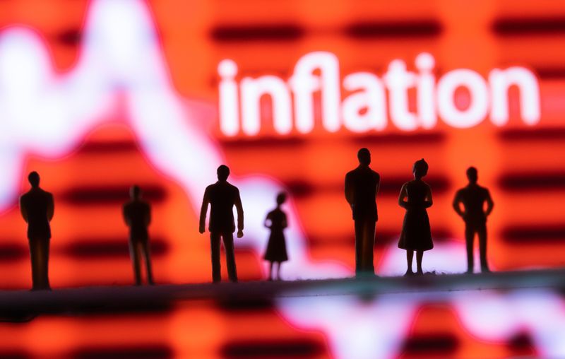 &copy; Reuters. Illustration montrant des figurines, un graphique boursier et le mot "Inflation". /Photo réalisée le 13 juin 2022/REUTERS/Dado Ruvic