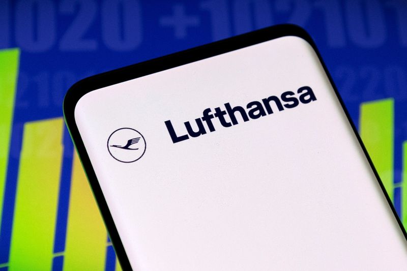 &copy; Reuters. FILE PHOTO: Lufthansa logo and stock graph are seen displayed in this illustration taken, May 3, 2022. REUTERS/Dado Ruvic/Illustration