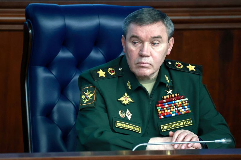 &copy; Reuters. رئيس هيئة الأركان العامة للجيش الروسي فاليري جيراسيموف خلال اجتماع في موسكو يوم الأربعاء. صورة لرويترز من وكالة سبوتنيك للأنباء. 