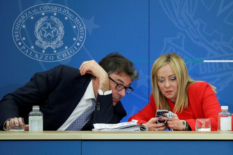&copy; Reuters. FILE PHOTO: Italian Prime Minister Giorgia Meloni checks her mobile phone with Economy Minister Giancarlo Giorgetti at a news conference for her government's first budget in Rome, Italy November 22, 2022. REUTERS/Remo Casilli