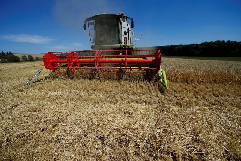 © Reuters. Agricultor colhe trigo perto de Usingen, Alemanha
06/08/2018
REUTERS/Ralph Orlowski