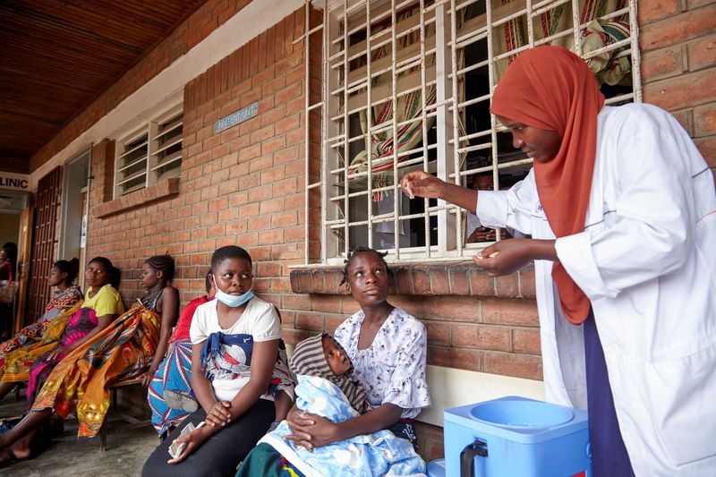 &copy; Reuters. إحدى العاملات في مجال الرعاية الصحية توضح لبعض الأشخاص كيفية تلقي لقاح الكوليرا في بلانتير بمالاوي يوم 16 نوفمبر تشرين الثاني 2022. تصوير: إيلد