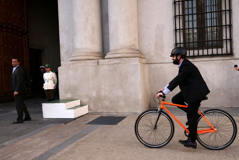 &copy; Reuters. FOTO DE ARCHIVO-El presidente de Chile, Gabriel Boric, monta en bicicleta mientras llega al Palacio Presidencial de La Moneda en Santiago, Chile. 4 de noviembre de 2022. REUTERS/Iván Alvarado