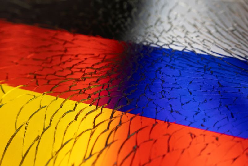 &copy; Reuters. Une illustration montre des drapeaux allemands et russes à travers du verre brisé. /Photo prise le 13 avril 2022/REUTERS/Dado Ruvic