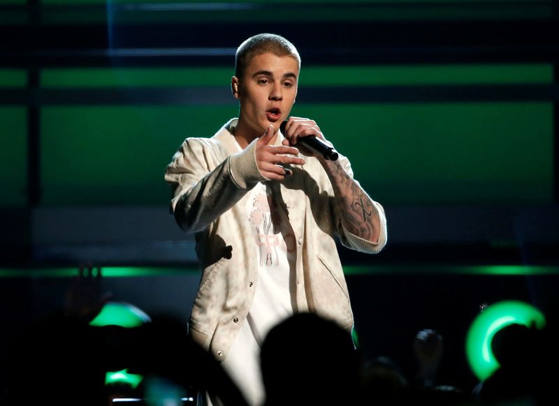 © Reuters. FILE PHOTO: Justin Bieber performs a medley of songs at the 2016 Billboard Awards in Las Vegas, Nevada, U.S., May 22, 2016.  REUTERS/Mario Anzuoni/File Photo