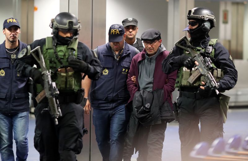 &copy; Reuters. Foto de archivo: Mario Sandoval, un expolicía argentino durante la última dictadura militar, es escoltado por fuerzas de seguridad tras ser extraditado desde Francia en el Aeropuerto Ministro Pistarini en Buenos Aires, Argentina. 16 dic. 2019. REUTERS/A