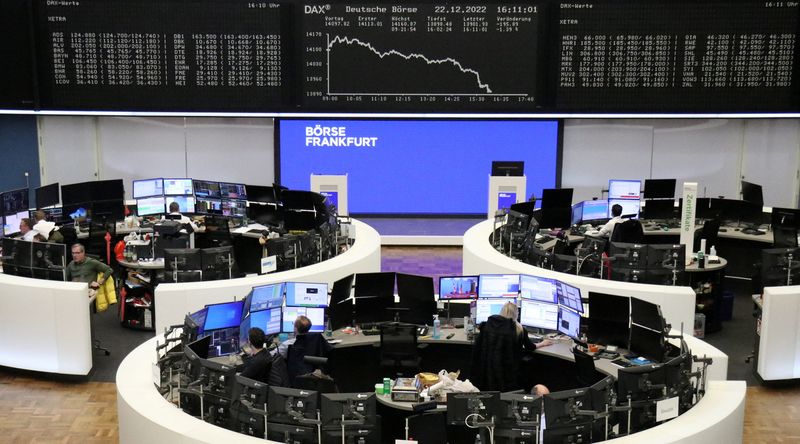 &copy; Reuters. Le graphique de l'indice boursier allemand DAX est représenté à la bourse de Francfort. /Photo prise le 22 décembre 2022/REUTERS/Staff
