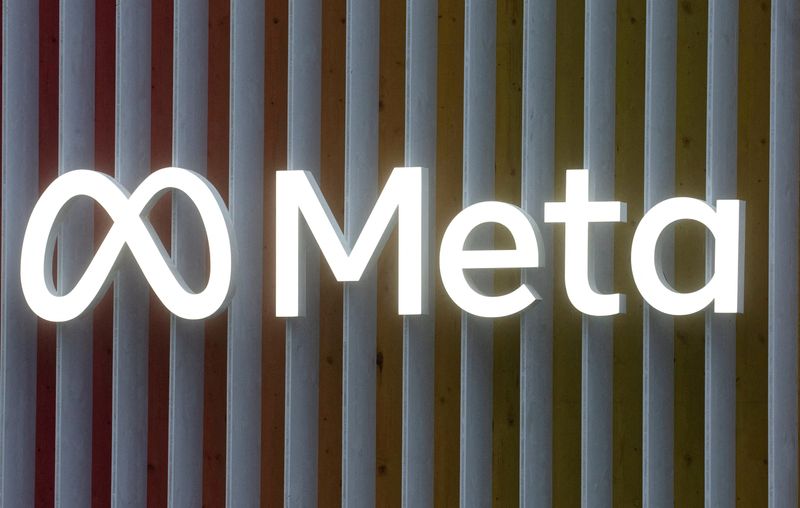 &copy; Reuters. Le logo de Meta Platforms est vu à Davos. /Photo prise le 22 mai 2022/REUTERS/Arnd Wiegmann