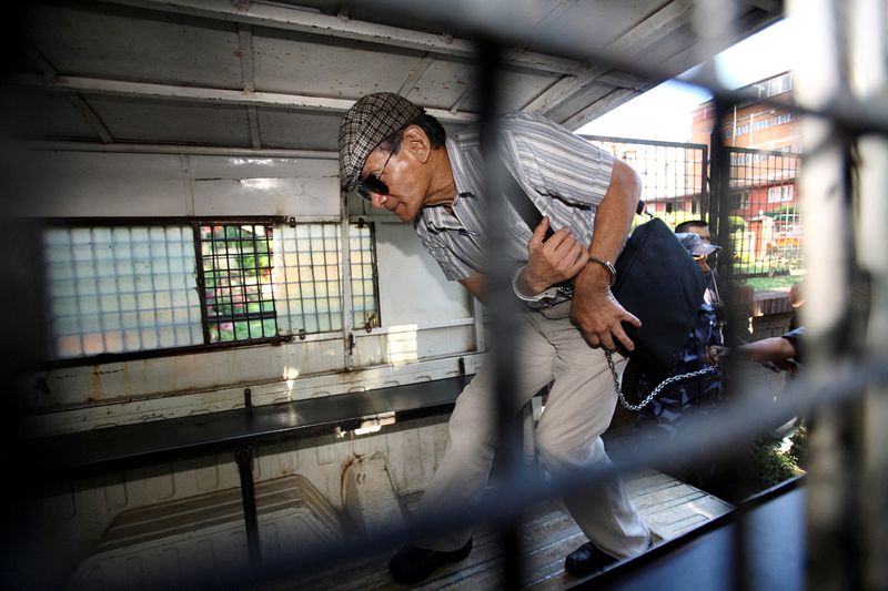 &copy; Reuters. Photo d'archives: Le tueur en série français Charles Sobhraj quitte le tribunal du district de Katmandou après son audience. /Photo prise le 31 mai 2011/REUTERS/Navesh Chitrakar