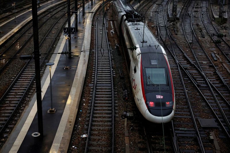 &copy; Reuters. Un train à grande vitesse TGV arrive à la gare de l'Est à Paris.  /Photo prise le 22 décembre 2022/REUTERS/Sarah Meyssonnier