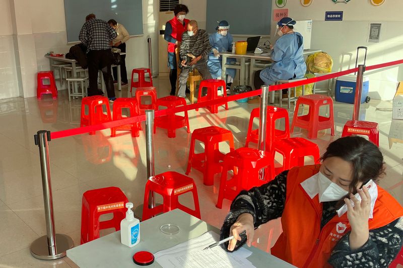 &copy; Reuters. Centro de vacunación en la localidad de Langxia, en las afueras de Shanghái, China, el 21 de diciembre de 2022. REUTERS/Brenda Goh