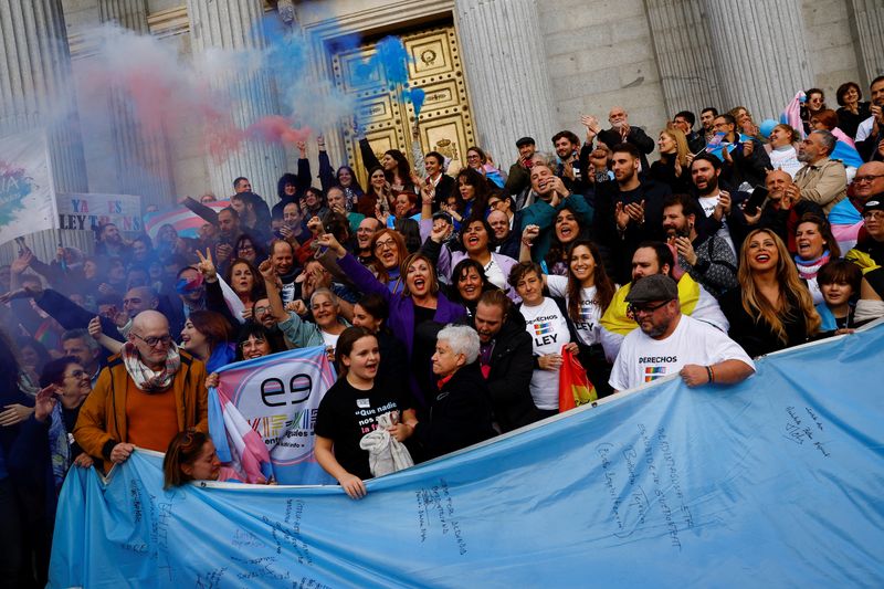 &copy; Reuters. Activistas por los derechos de los transexuales celebran la aprobación de un proyecto de ley que facilitará que las personas se autoidentifiquen como transexuales, frente al Parlamento español en Madrid, España, 22 de diciembre de 2022. REUTERS/Susana