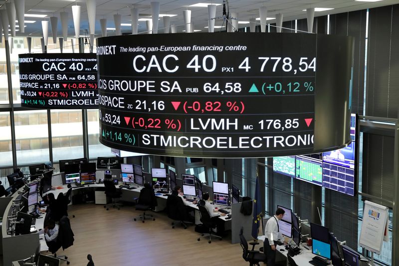 &copy; Reuters. Le cours de l'indice CAC 40 et des actions d'entreprises sont affichés sur des écrans à la bourse de Paris Euronext. /Photo prise le 14 décembre 2016/REUTERS/Benoit Tessier