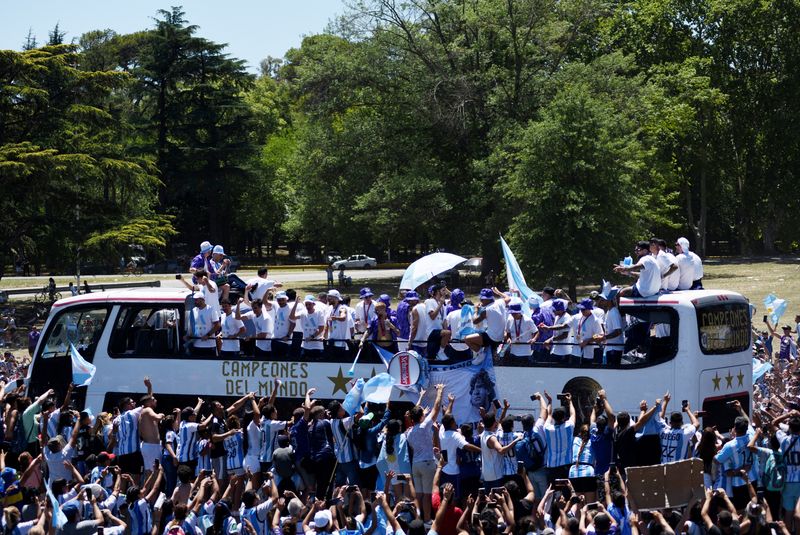 &copy; Reuters. FILE PHOTO: Soccer Football - FIFA World Cup Qatar 2022 - Argentina Victory Parade after winning the World Cup - Buenos Aires, Argentina - December 20, 2022  Argentina players are pictured on a bus during the victory parade as fans celebrate REUTERS/Marti