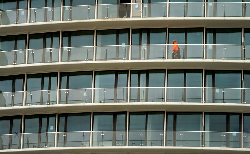 &copy; Reuters. FILE PHOTO: A construction worker walks along the balcony of a new building erected at The Wharf development in Washington, U.S., October 4, 2022. REUTERS/Kevin Lamarque