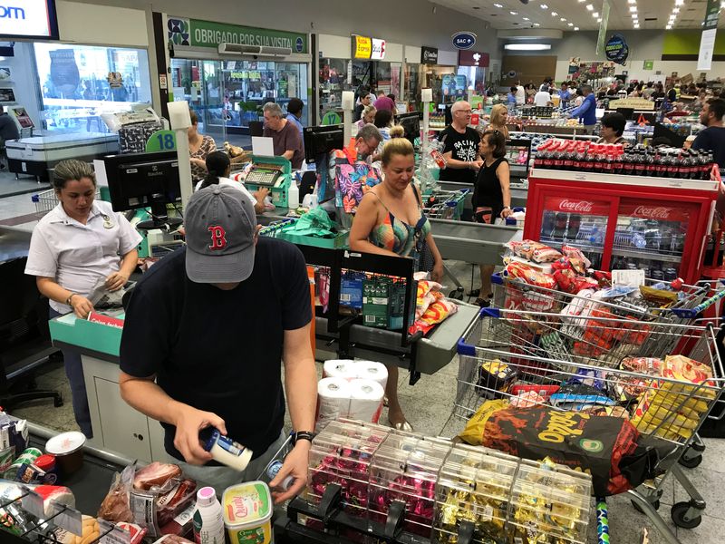 © Reuters. Consumidores aguardam em fila de supermercado no Rio de Janeiro, Brasil
14/03/2020 REUTERS/Sergio Moraes