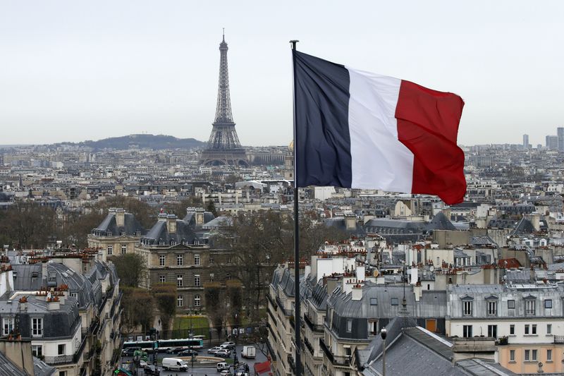 &copy; Reuters. Un drapeau français flotte au-dessus de l'horizon alors que la Tour Eiffel et les toits sont vus à Paris, France. /Photo prise le 30 mars 2016/REUTERS/Benoit Tessier