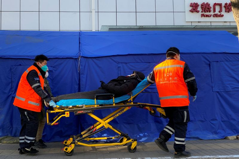 &copy; Reuters. Equipe médica transporta paciente em hospital em Pequim em meio à pandemia de Covid-19
23/12/2022 REUTERS/Thomas Peter